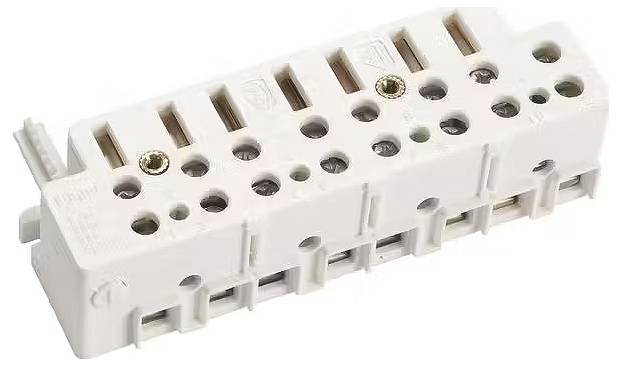 Weiße elektrische Anschlussklemme mit mehreren Schraubverbindungen für die Verkabelung.