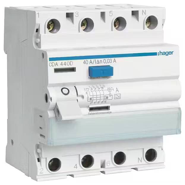 Ein Fehlerstrom-Schutzschalter (RCD) mit 40 A, 30 mA Empfindlichkeit. Marke Hager, Modellnummer CDA 440D, vierpolig.