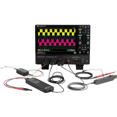 'Oszilloskop mit mehrfarbigem Display. Zeigt unterschiedliche Signalwellenformen. Verbunden mit mehreren Messkabeln und Probes.'