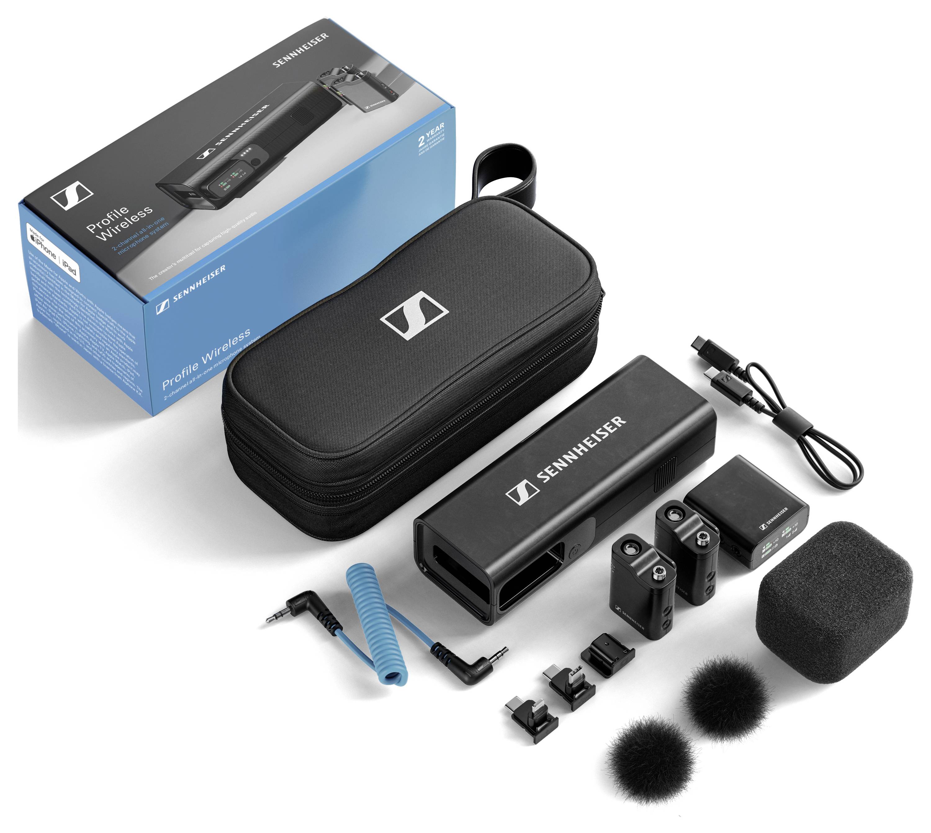 Sennheiser Mikrofonset mit Empfänger, Sendern, Schutzetui, und Zubehör, auf einem Tisch ausgebreitet neben der Verpackung gezeigt.