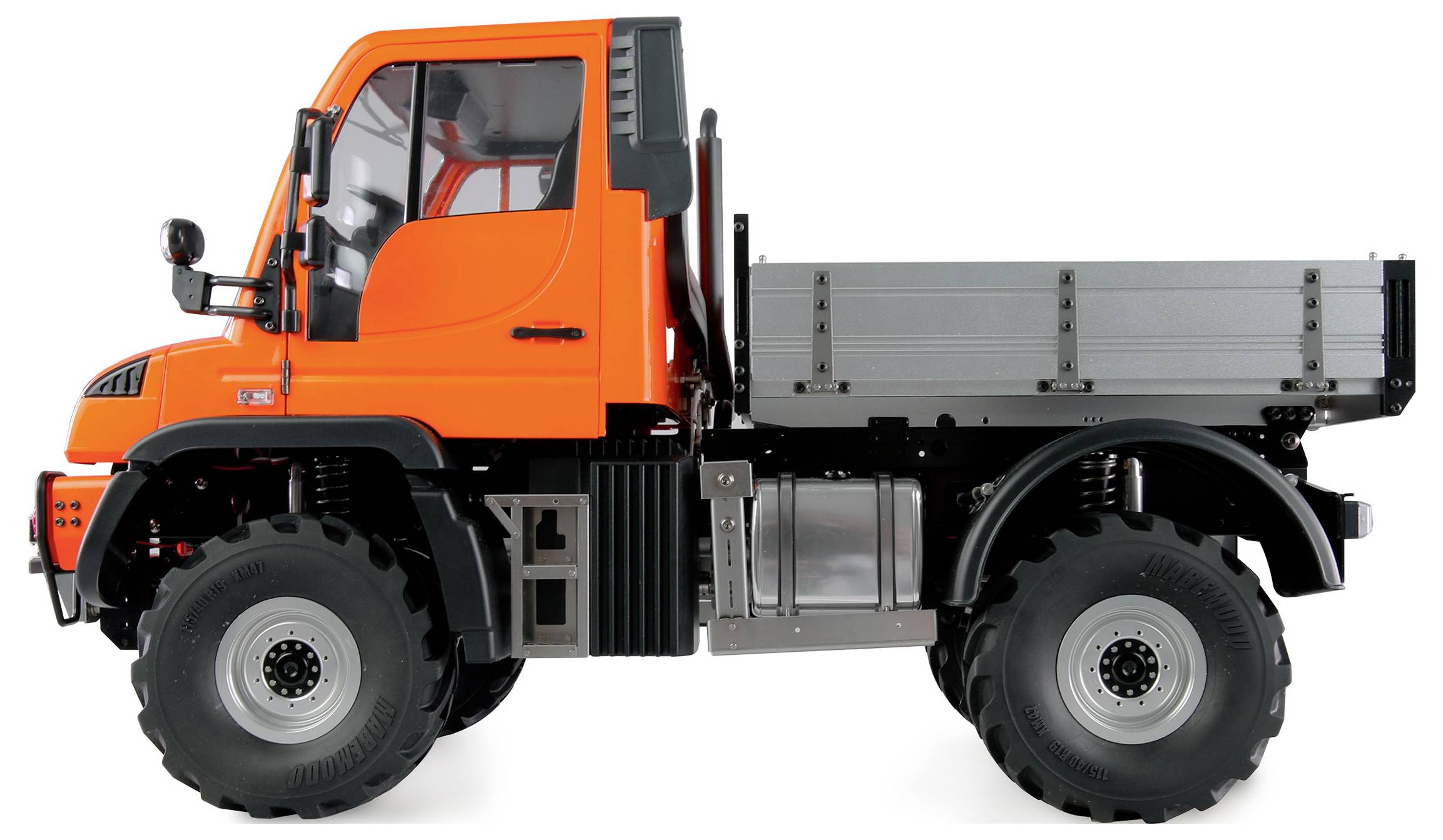 Ein orangefarbener Lastwagen mit offener Ladefläche und großen Reifen steht seitlich. Es ist ein vielseitiges Nutzfahrzeug.