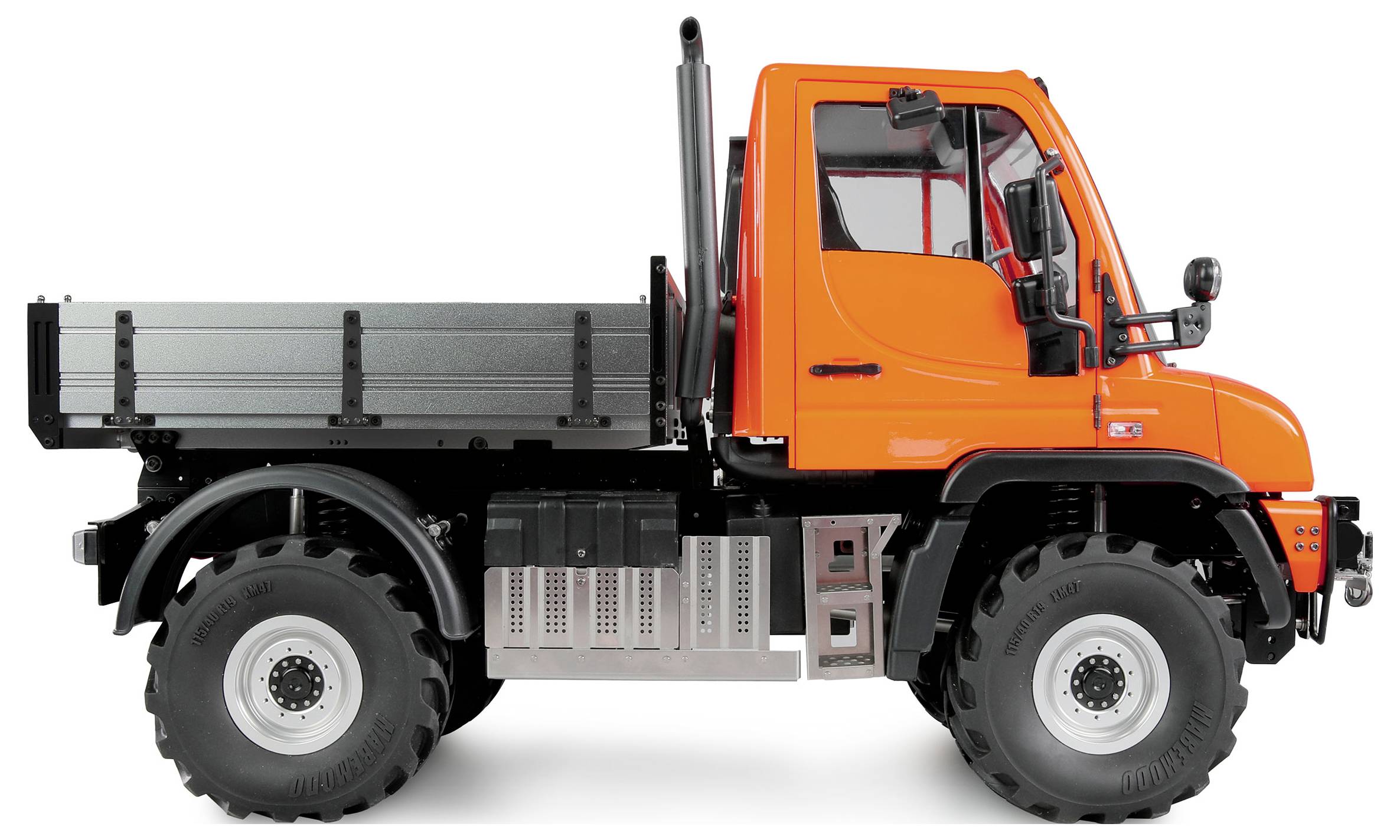 Ein orangefarbener Lkw mit großem Ladebereich, robuste Bauweise, geeignet für schwere Lasten und Geländeeinsatz.