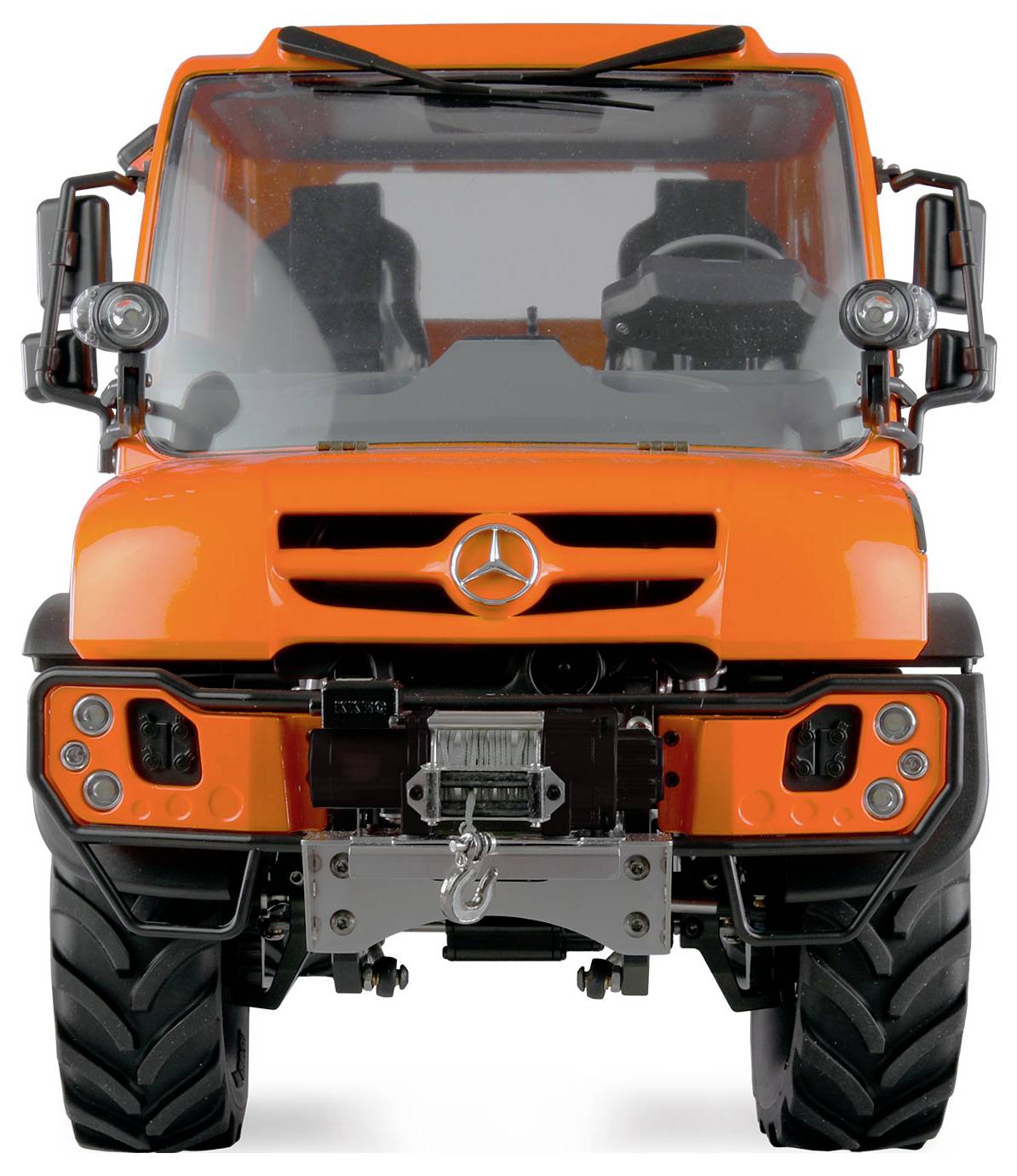 Orange Mercedes Unimog von vorne, zeigt robuste Bauweise mit großen Reifen und Anbauvorrichtung an der Front.