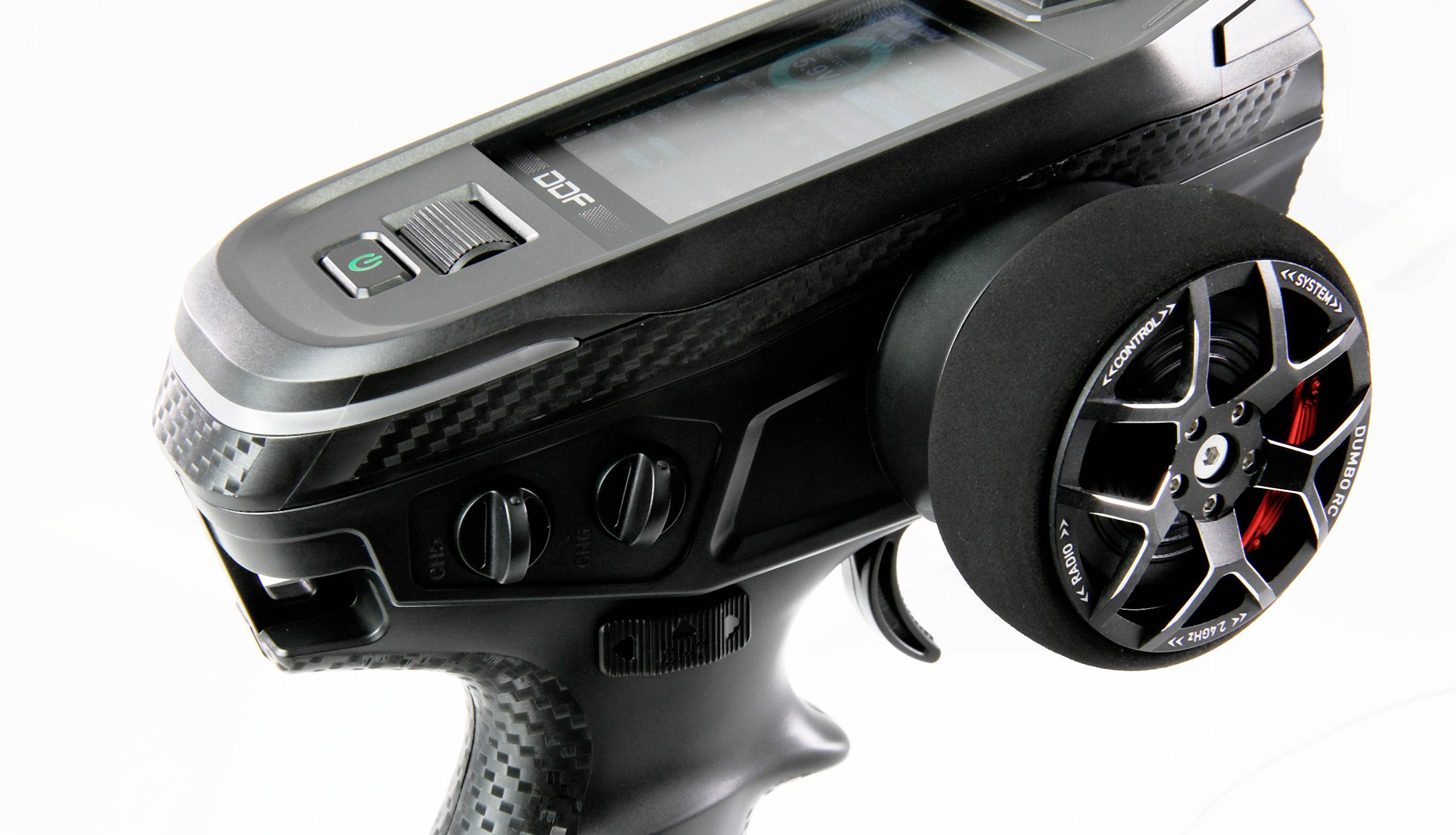 Ein modernes Fernsteuergerät mit großem LCD-Bildschirm und Steuerrad, verwendet für die präzise Steuerung von Modellfahrzeugen.