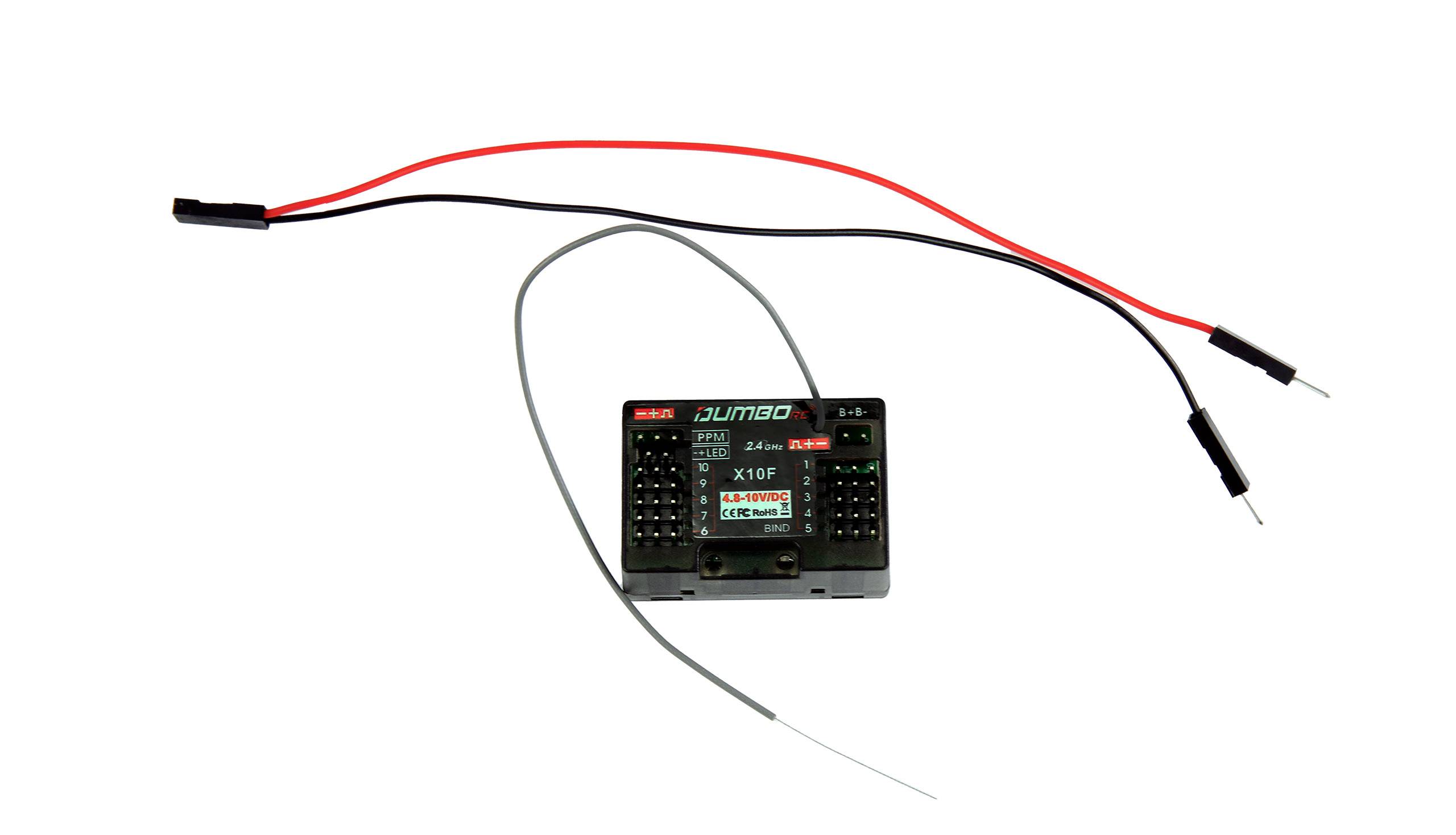 Ein schwarzer elektronischer Empfänger mit mehreren Steckplätzen und zwei langen Kabeln, eins rot und eins schwarz, die angeschlossen sind.