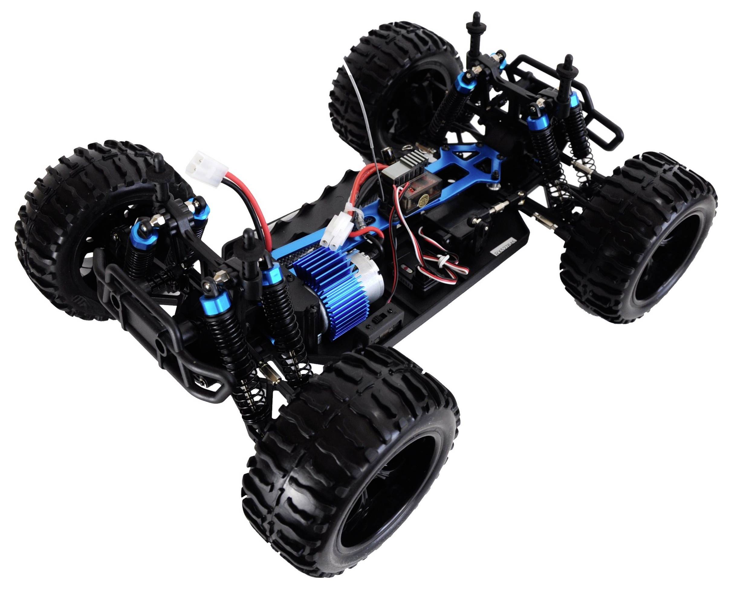 Ein ferngesteuertes Auto-Chassis mit großen, grobstolligen Reifen, einem blauen Motor und sichtbaren Federungen, auf weißem Hintergrund.