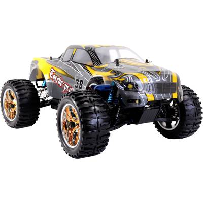 Ein gelber und grauer ferngesteuerter Modell-Truck mit großen Reifen und sportlichem Design steht auf einem weißen Hintergrund.