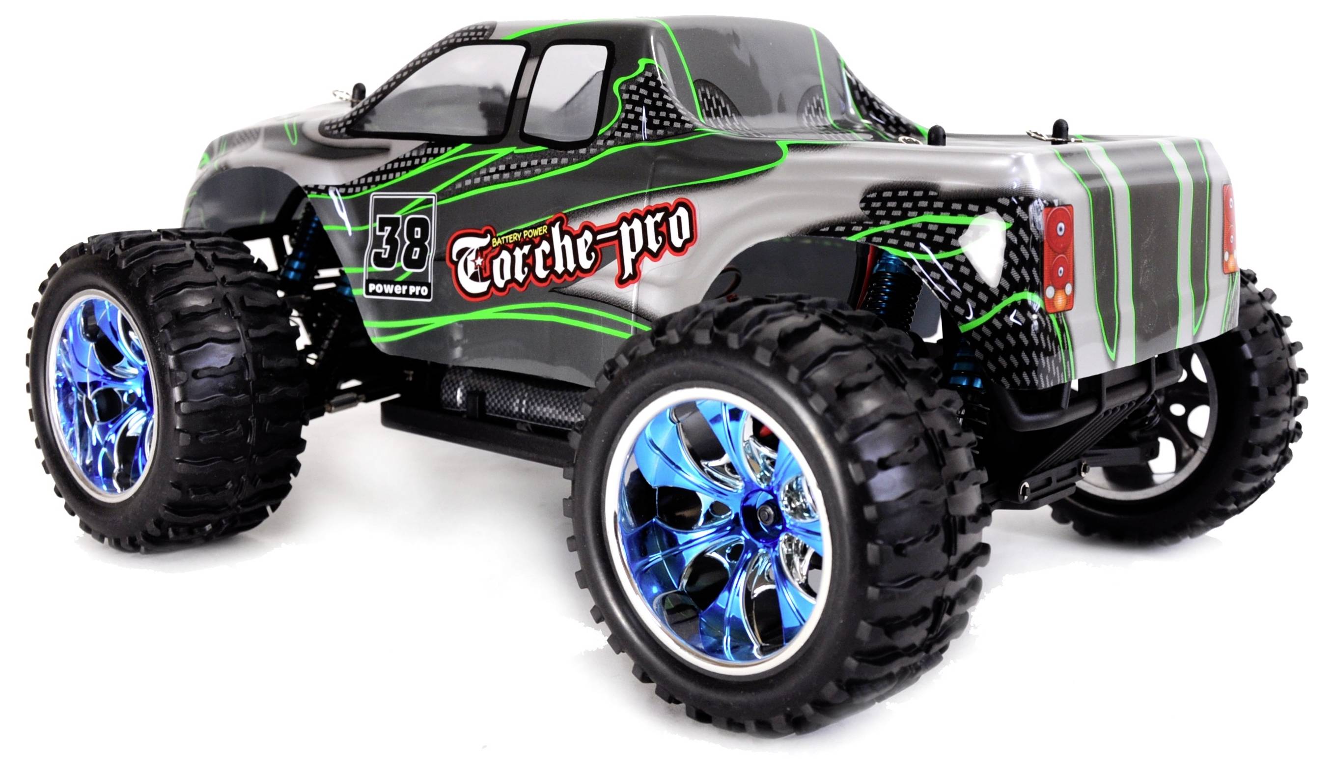 Spielzeug-RC-Auto mit grüner und schwarzer Karosserie, blauen Felgen und großen Offroad-Reifen, gesehen von schräg hinten.