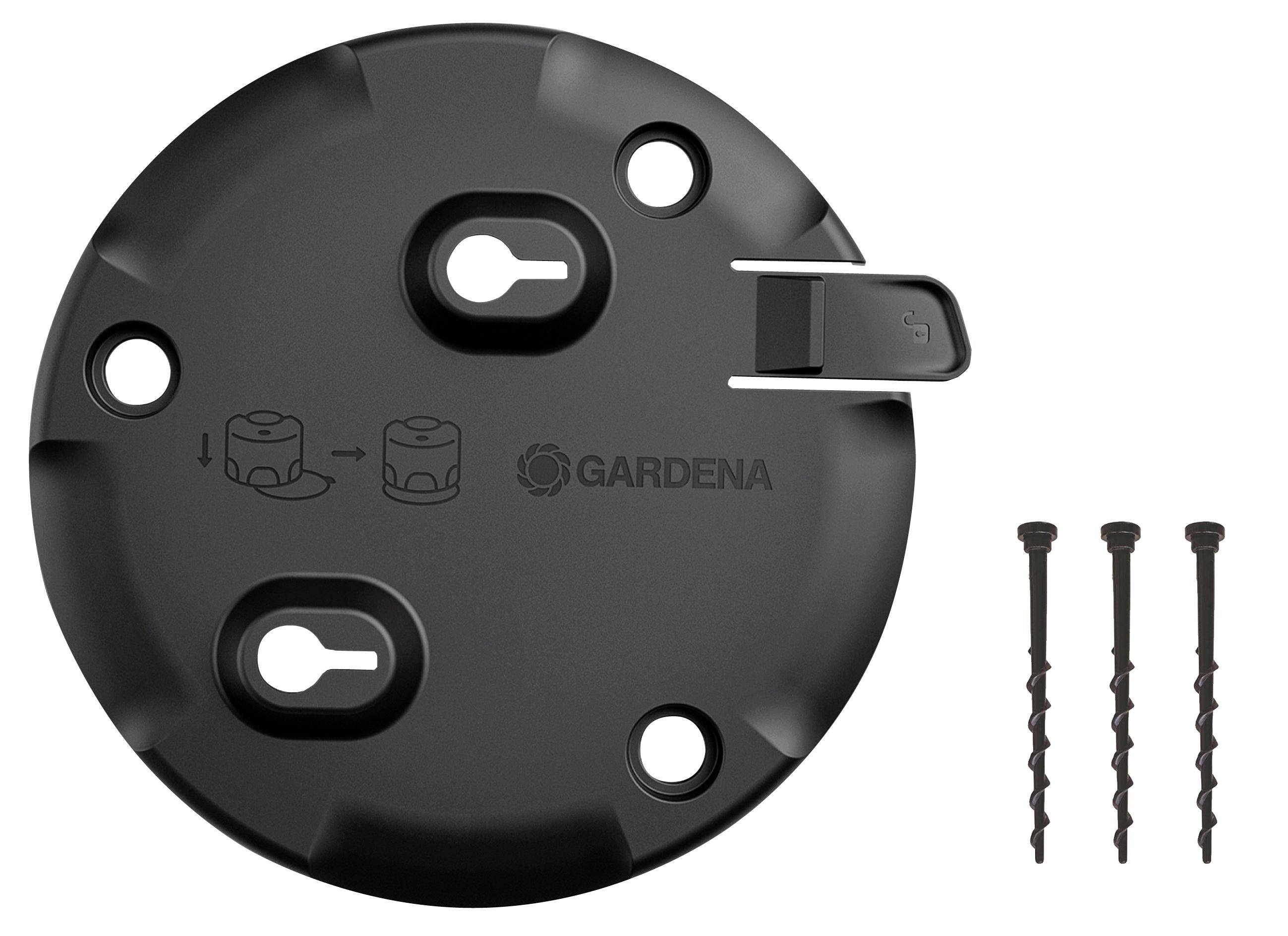 Abdeckung mit Gardena-Logo, drei Befestigungslöcher und Montagesymbolen, daneben drei lange Schrauben.