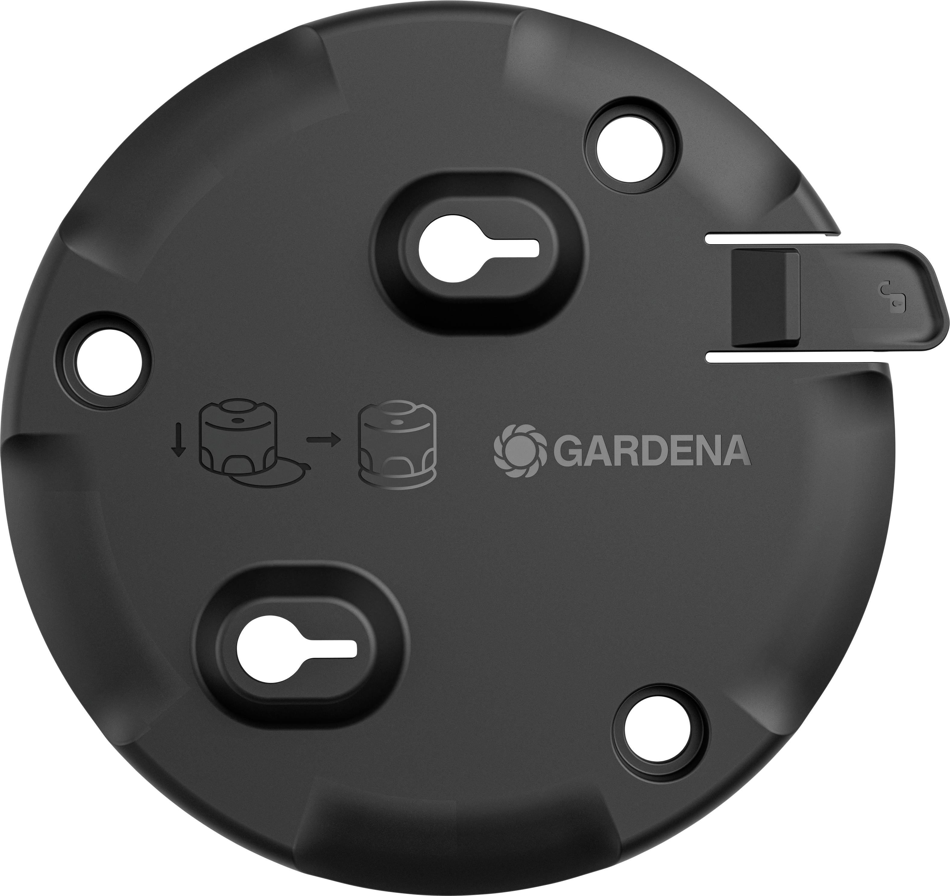 Schwarze runde Abdeckung mit "Gardena"-Logo. Zwei Schlüssellöcher und Anweisungsdarstellung für das Schließen gemäß der Pfeile.