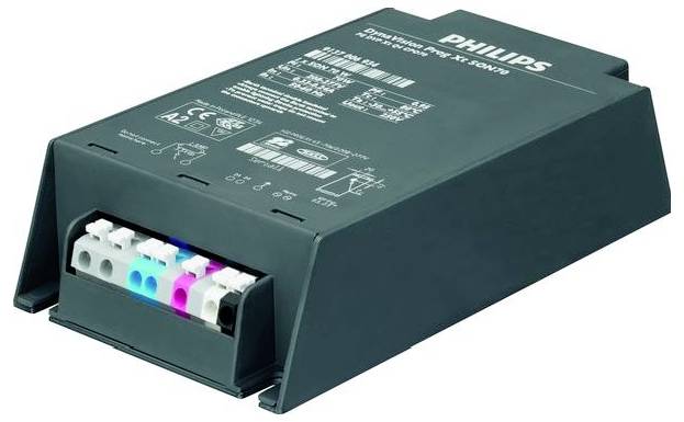 Ein schwarzes elektronisches Gerät mit mehreren Anschlüssen. Auf der Oberseite sind technische Informationen und der Markenname aufgedruckt.