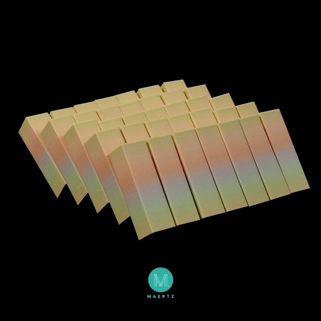 Mehrere in Pastelltönen schimmernde Würfel in einer diagonalen Anordnung auf schwarzem Hintergrund mit einem kleinen Logo darunter.