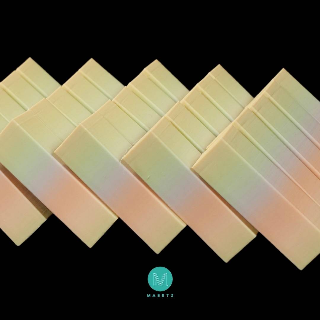 Mehrere parallel platzierte Pastellfarbkarten in Schräglage erzeugen einen gestaffelten visuellen Effekt auf schwarzem Hintergrund.