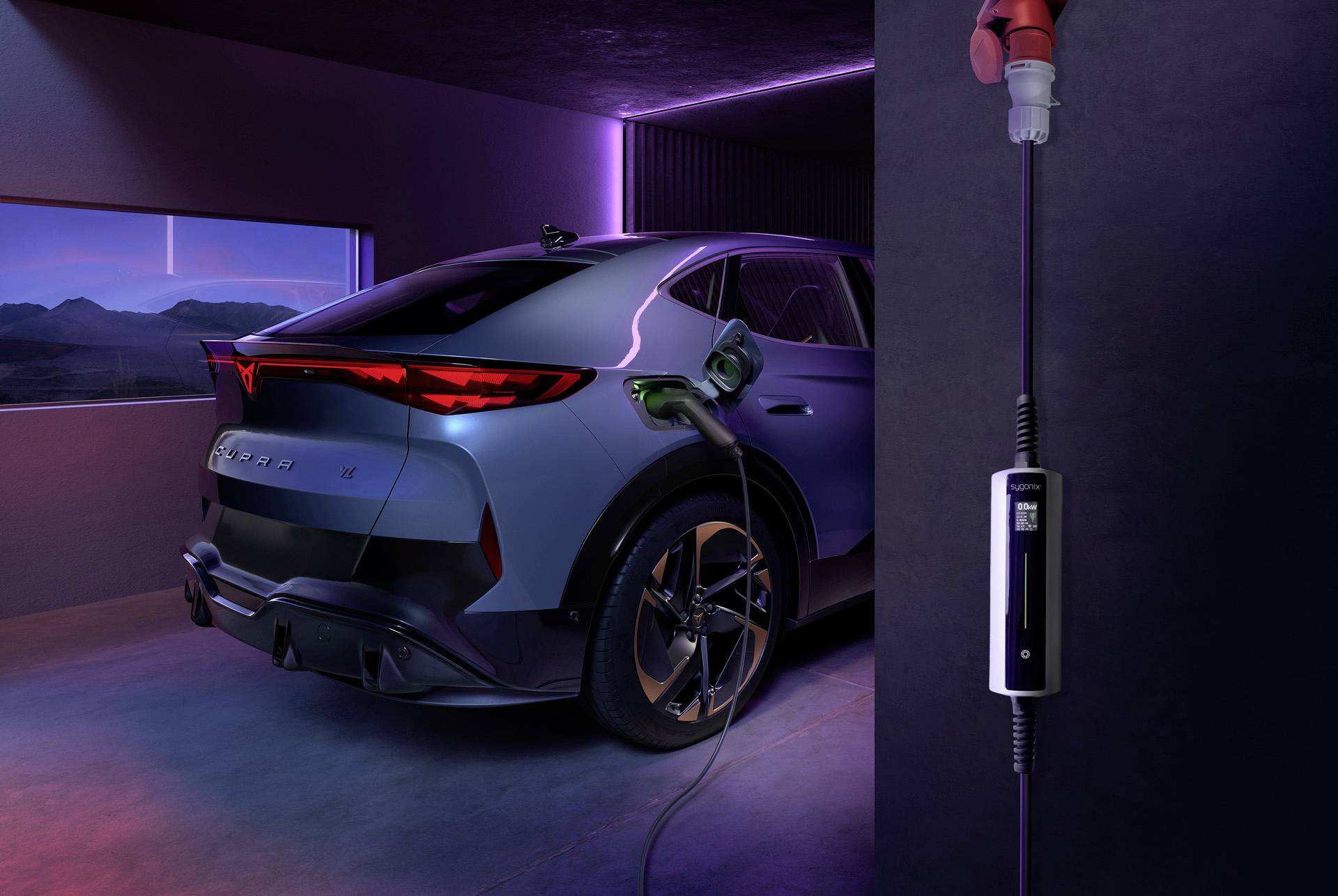 Ein Elektroauto wird in einer modernen Garage aufgeladen. Kabel verbindet das Auto mit der Ladestation. Dämmerung im Hintergrund.