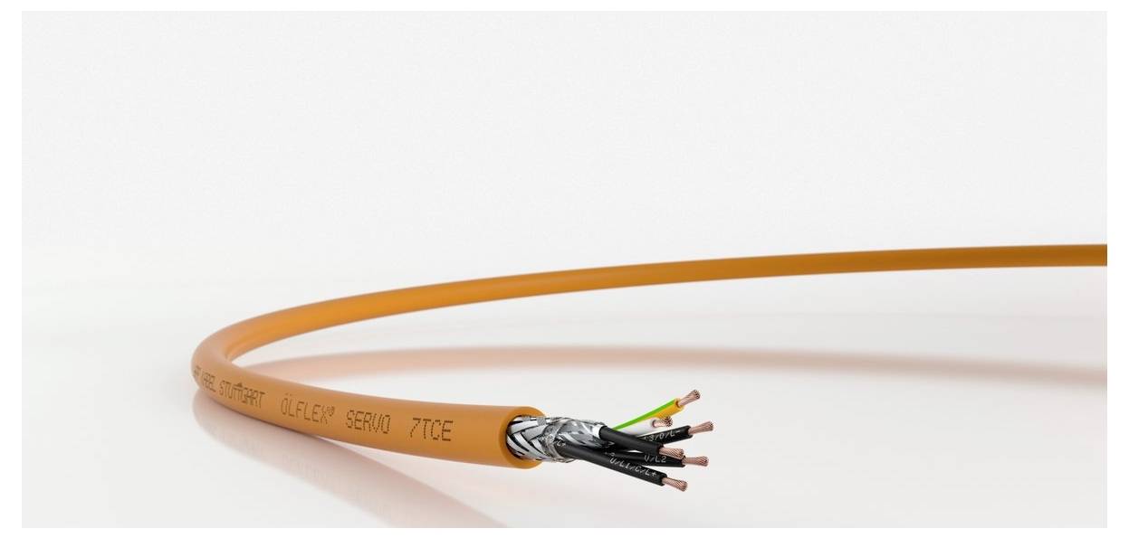 Ein oranges elektrisches Kabel mit sichtbaren Adern am Ende liegt auf einer weißen Fläche.