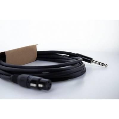 Ein langes schwarzes Audiokabel mit XLR- und Klinkenstecker liegt aufgerollt auf einem weißen Hintergrund.