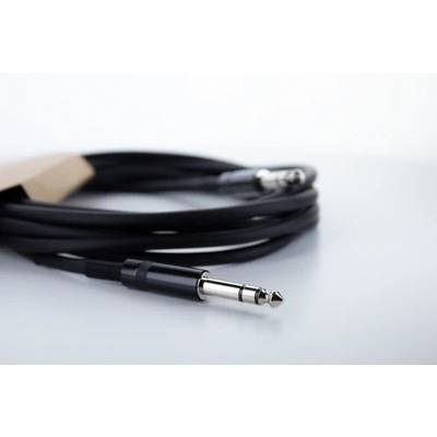 Ein schwarzes Audiokabel mit einem Klinkenstecker auf einem weißen Hintergrund. Das Kabel ist aufgerollt und ein Ende ist sichtbar.