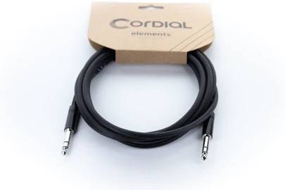 'Schwarzes Audiokabel mit zwei Klinkensteckern, verpackt in einem Kartonlabel mit der Aufschrift 'Cordial elements'.'
