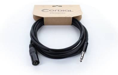 Ein XLR-auf-Klinkenstecker-Kabel der Marke Cordial, aufgerollt und verpackt in einem Karton mit Aufdruck 'Cordial Elements'.