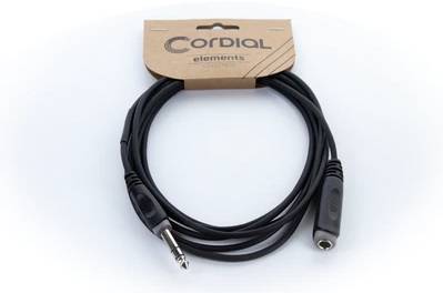 Ein schwarzes Audiokabel der Marke Cordial mit 6,3 mm Klinkenstecker und Buchse, verpackt in einem Kartonhalter mit dem Schriftzug 'Cordial elements'.