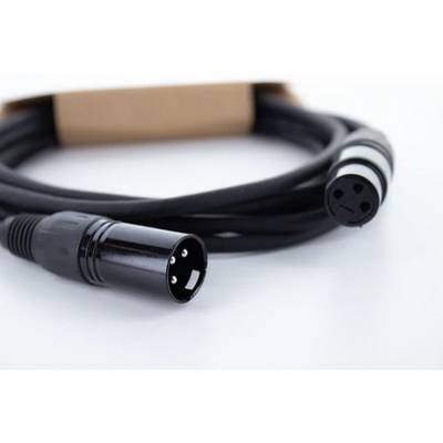 Schwarzes XLR-Kabel auf weißem Hintergrund, mit männlichem und weiblichem Stecker an den Enden, bereit für Audioanschluss.