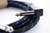 Nahaufnahme eines schwarz-blauen Audiokabels mit einem Winkelstecker, das für Musikinstrumente oder Audioequipment verwendet wird.