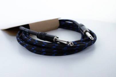 Schwarzes, geflochtenes Audiokabel mit blauen Punkten und zwei Klinkensteckern.
