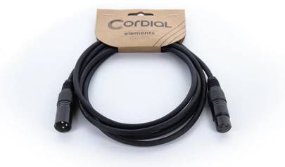 Ein schwarzes XLR-Kabel von Cordial, etwa drei Meter lang, mit männlichem und weiblichem Stecker, geeignet für Audioverbindungen.