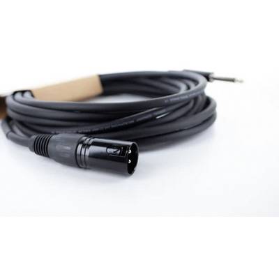 Ein schwarzes Audiokabel mit XLR-Stecker und Klinkenstecker, aufgerollt liegend. Geeignet für Tonübertragungen in Studios.