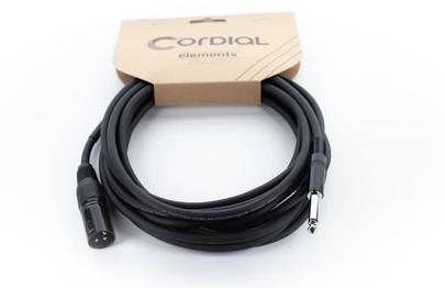 Schwarzes Audiokabel mit XLR- und Klinkenstecker, umwickelt in Verpackung mit Aufschrift 'Cordial elements'.