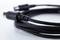 Ein schwarzes, koaxiales Kabel mit zwei Anschlüssen auf einer weißen Oberfläche. Es wird oft für die Verbindung von Fernsehern verwendet.