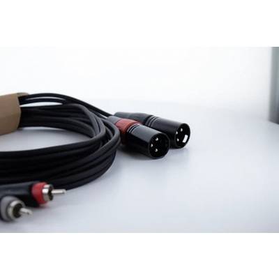 Ein schwarzes XLR-Kabel mit drei Steckverbindern liegt auf einem weißen Tisch.