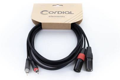 Ein Audio-Kabel mit zwei XLR-Steckern und zwei RCA-Steckern, verpackt in einem Karton mit der Aufschrift 'Cordial elements'.