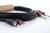 Schwarz-rotes Audio-Kabel mit Cinch- und Klinkensteckern auf weißem Hintergrund, für Musik- und Techniknutzung geeignet.