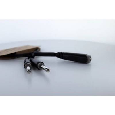 Ein Y-Kabeladapter mit zwei Steckern und einer Buchse auf einer glatten Oberfläche, geeignet zum Verbinden mehrerer Audiogeräte.