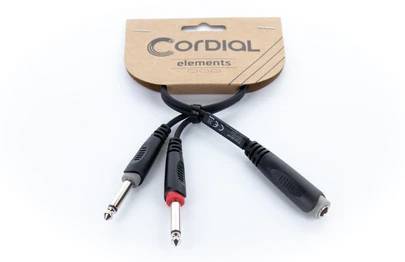Zwei 6,3 mm Klinkenstecker und eine Buchse an einem Y-Kabel von "Cordial Elements" mit brauner Verpackung.