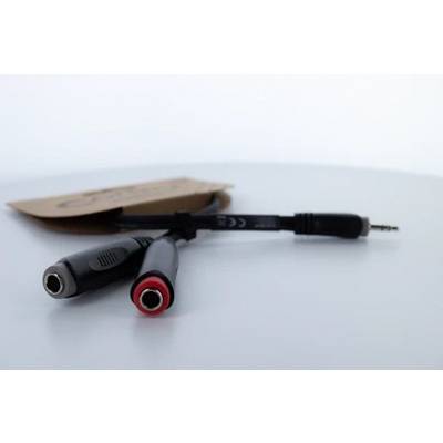 Ein Audio-Splitter-Kabel mit zwei weiblichen und einem männlichen Stecker auf einem weißen Hintergrund.
