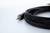 Schwarzes Audiokabel mit einem 3,5-mm-Klinkenstecker auf weißem Hintergrund.