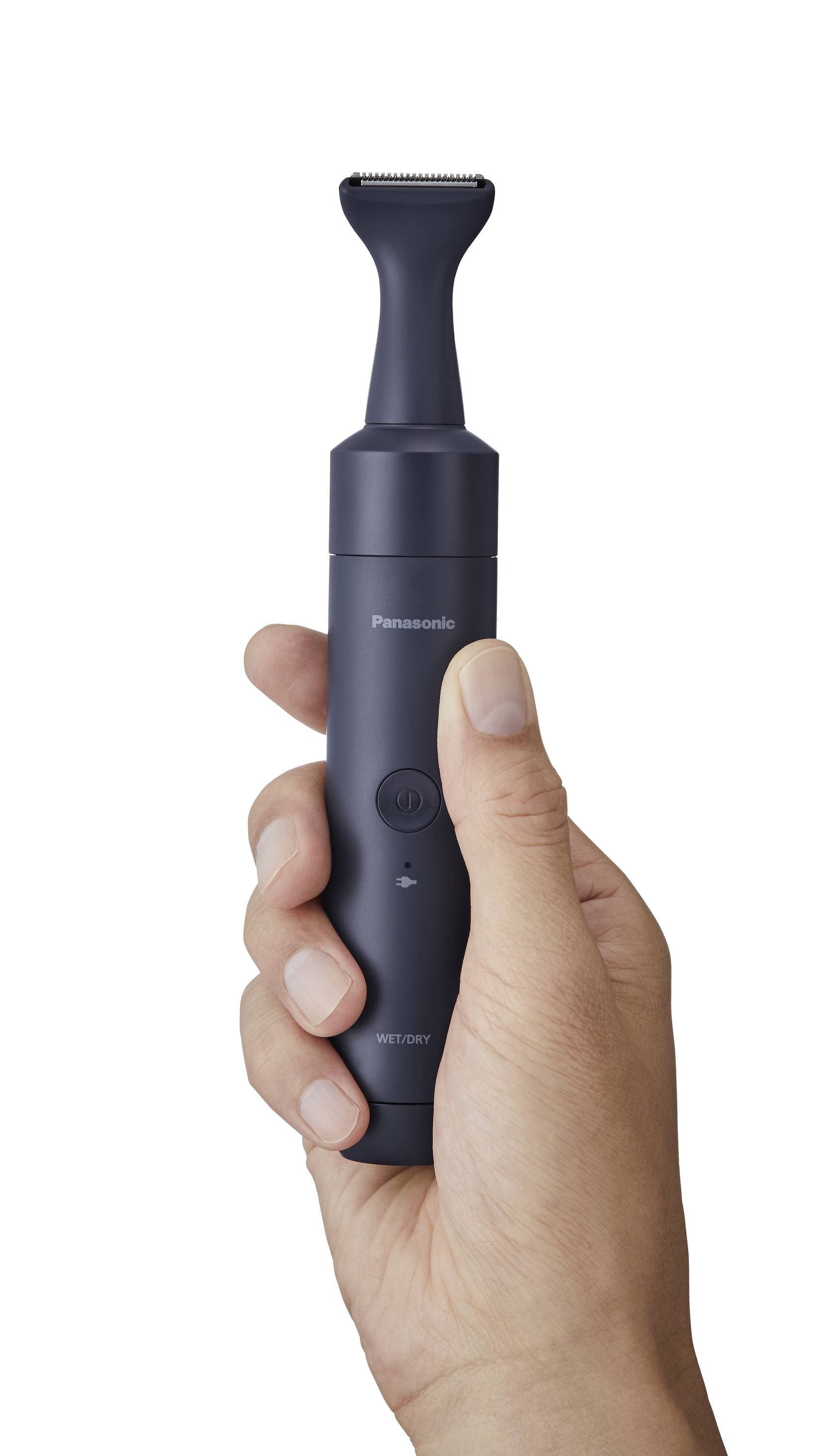 Eine Hand hält einen schwarzen elektrischen Haarschneider von Panasonic mit einem schmalen Schneidekopf.