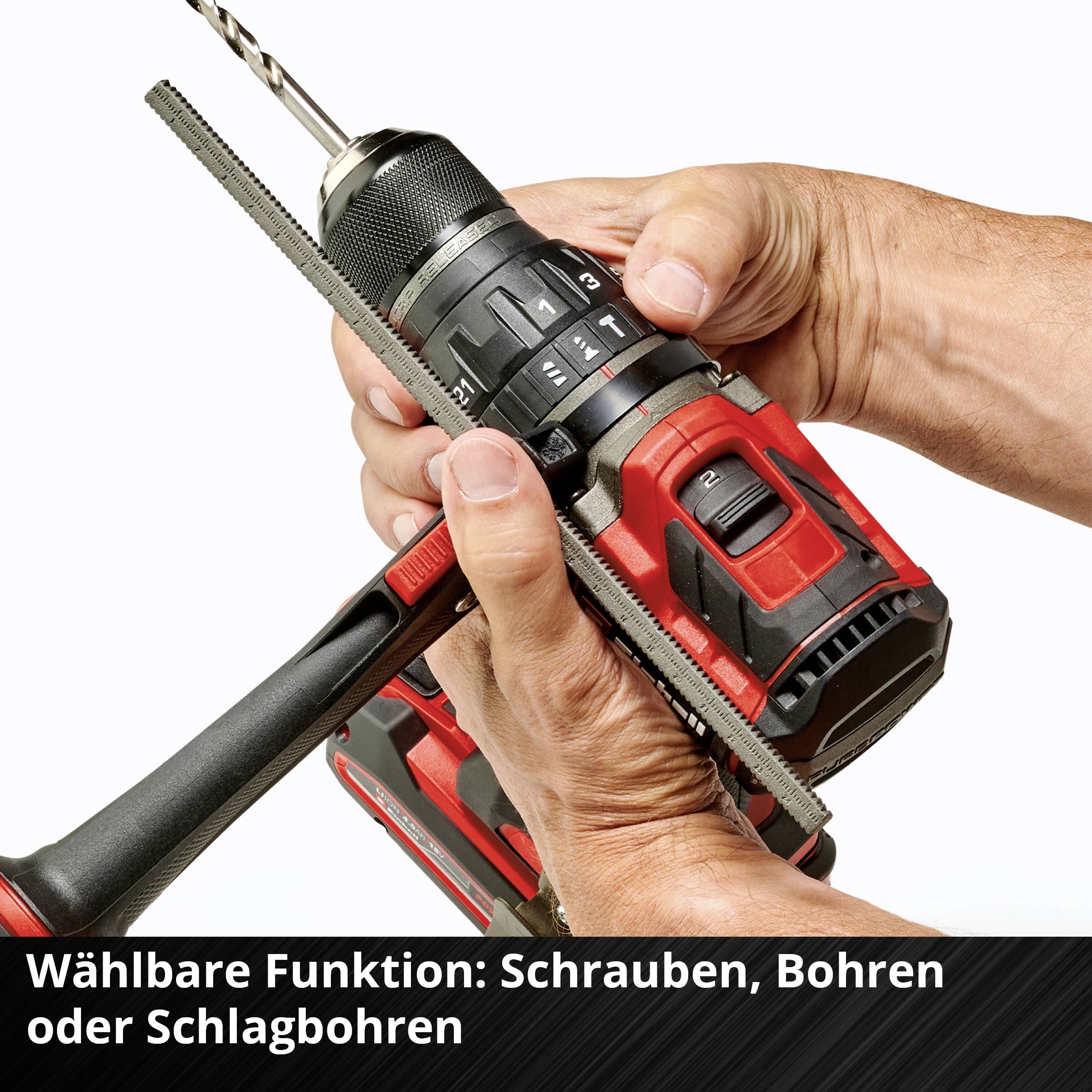 Eine Hand hält eine Bohrmaschine mit einstellbaren Funktionen zum Schrauben, Bohren oder Schlagbohren.