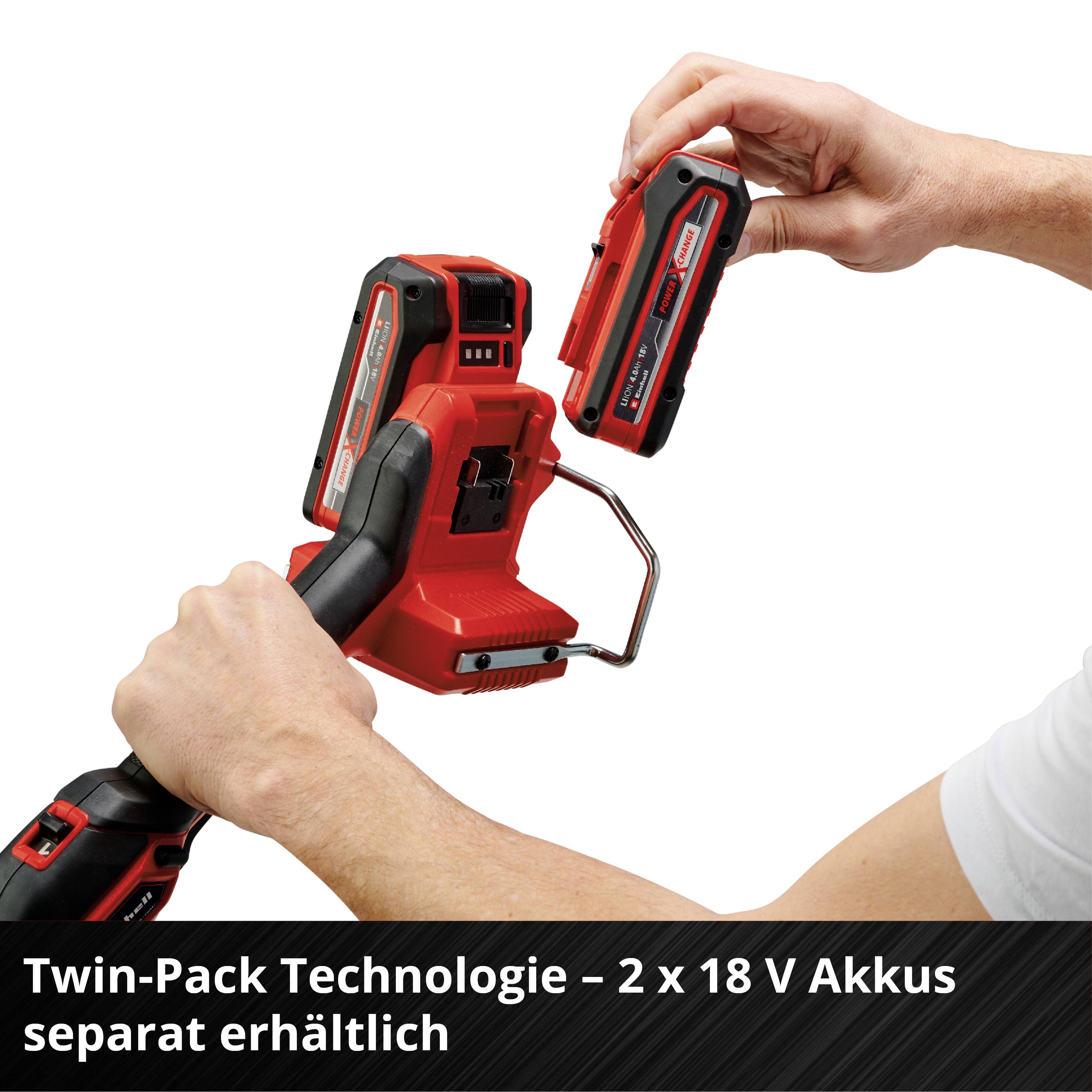 Ein Akku wird in ein Werkzeug eingesetzt. Text: 'Twin-Pack Technologie – 2 x 18 V Akkus separat erhältlich'.