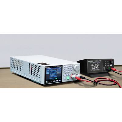 Zwei elektronische Geräte befinden sich auf einem Tisch: ein weißes Netzteil mit einer digitalen Anzeige, die verschiedene Spannungseinstellungen zeigt, und ein schwarzes Gerät, das '30.00V 1.998A' anzeigt. Rote und schwarze Kabel verbinden sie.