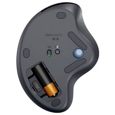 'Ergo M575S'-Trackball-Maus von unten gezeigt, mit geöffnetem Batteriefach, Ein-/Ausschalter und Bluetooth-Kopplungstaste sichtbar.
