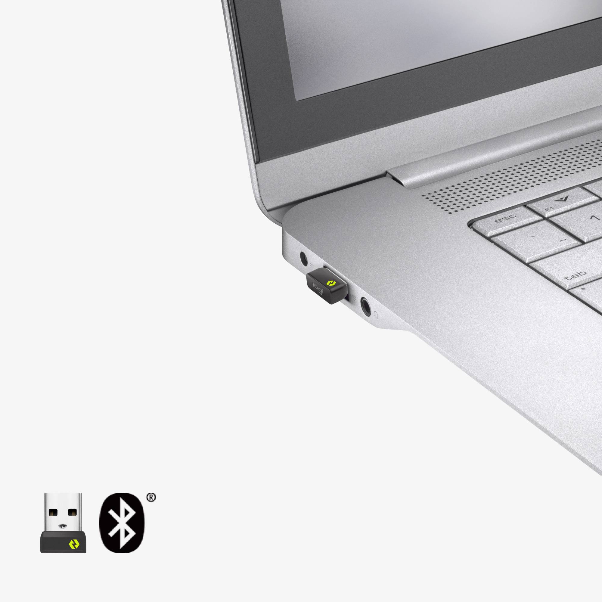 Ein Laptop mit einem USB-Stick, auf dem das Bluetooth-Symbol zu sehen ist, steckt im USB-Anschluss.