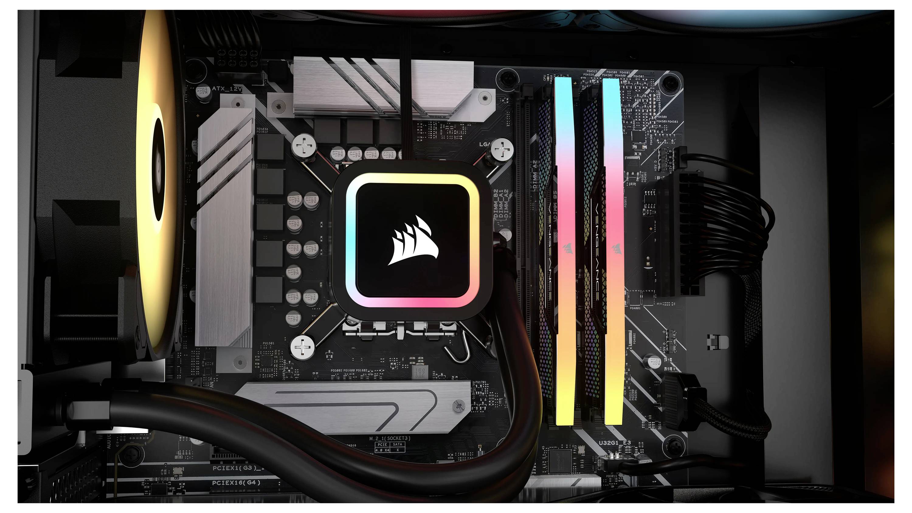 Computergehäuse mit beleuchtetem CPU-Kühler, RGB-RAM-Modulen und Lüfter, darauf ein Logo. Darstellung von moderner Hardware.