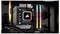Computergehäuse mit beleuchtetem CPU-Kühler, RGB-RAM-Modulen und Lüfter, darauf ein Logo. Darstellung von moderner Hardware.