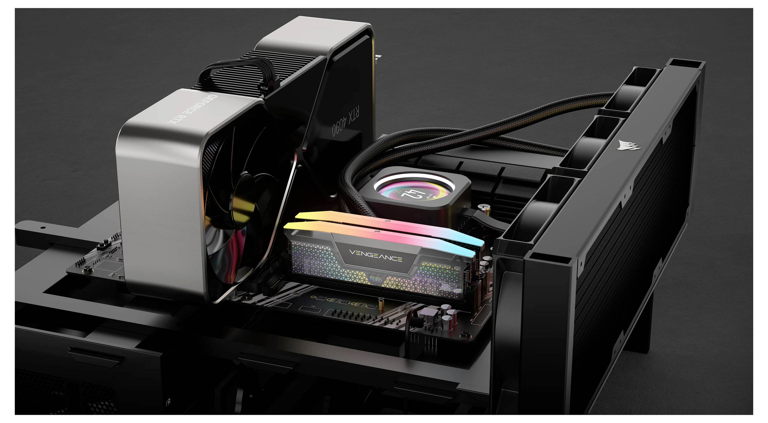 PC-Setup mit beleuchteten RAM-Modulen, großer Grafikkarte und Wasserkühlung, dargestellt auf schwarzem Hintergrund.