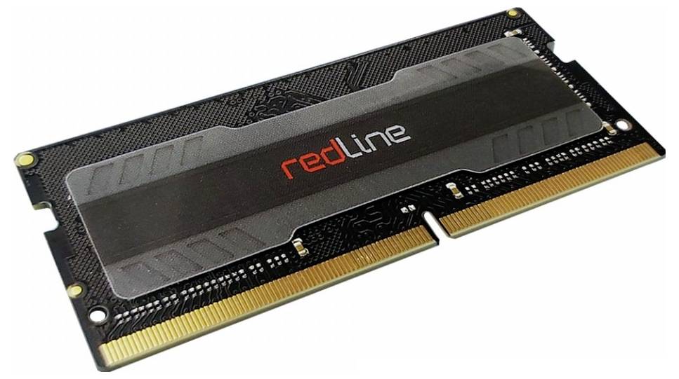 Ein RAM-Modul mit schwarzem Kühlkörper und goldenen Kontakten. Aufschrift 'redline' in Rot und Weiß.