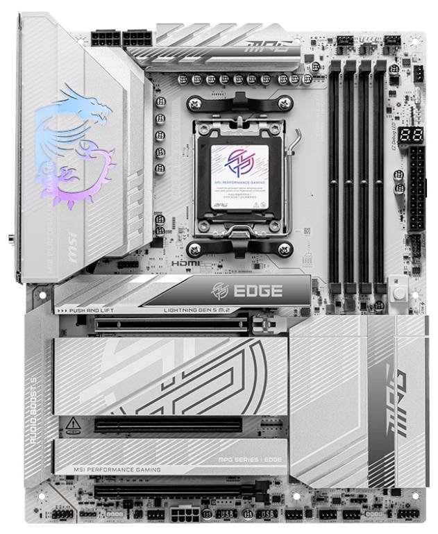 Ein silbernes Mainboard mit mehreren RAM-Steckplätzen und Kühlkörpern, geeignet für Gaming-PCs, enthält Logos und Beschriftungen für Leistung und Design.