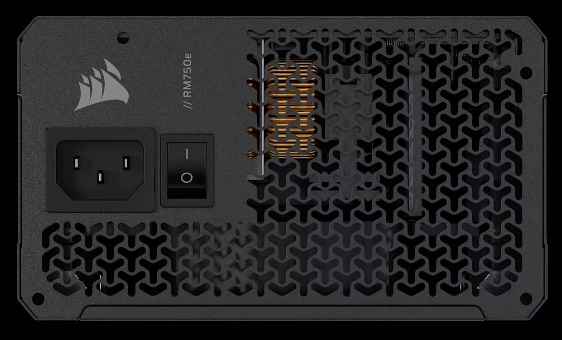 'Corsair RM750e Netzteil-Rückseite, zeigt Lüftungsgitter, Netzschalter und Anschluss für das Netzkabel.'